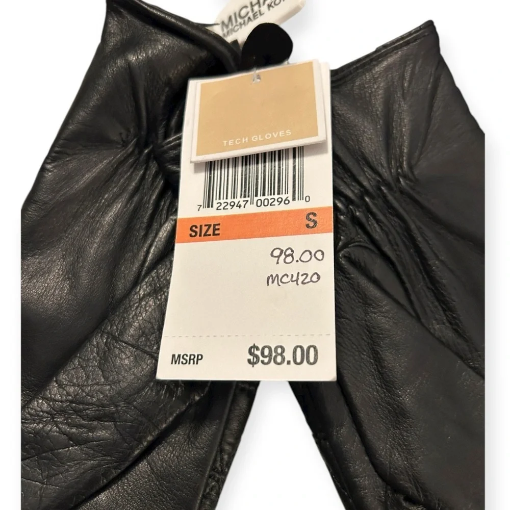 Michael Kors NWT Quilted leather tech gloves